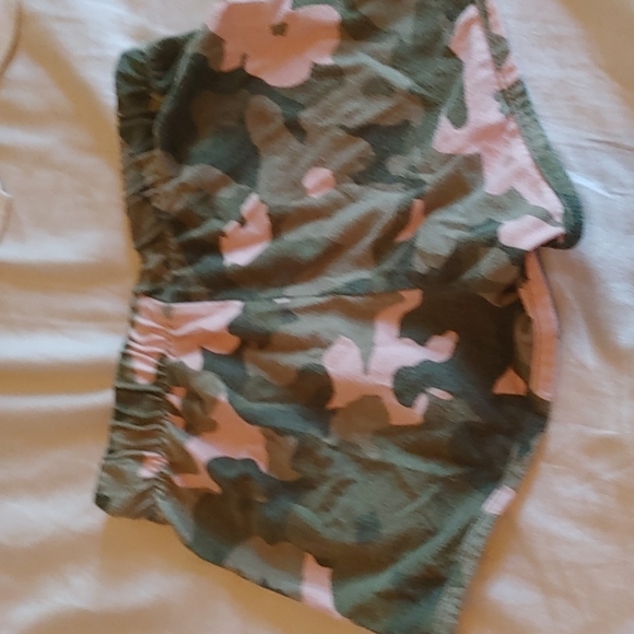 Old navy camo shorts child size 10-12 - Picture 2 of 4
